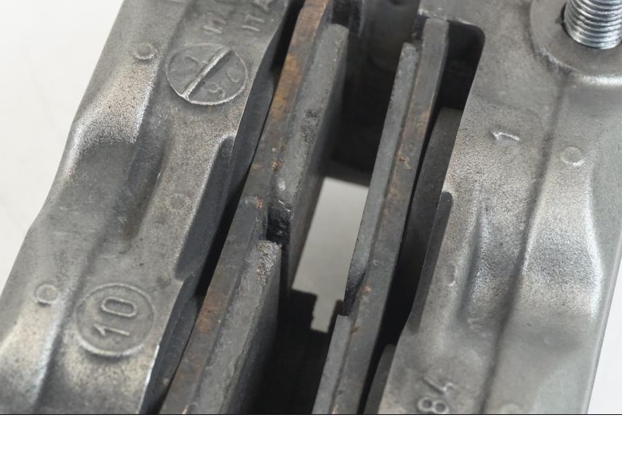 Extrabild2 på Bromsok från en Ducati Streetfighter S -2011 motorcykel.