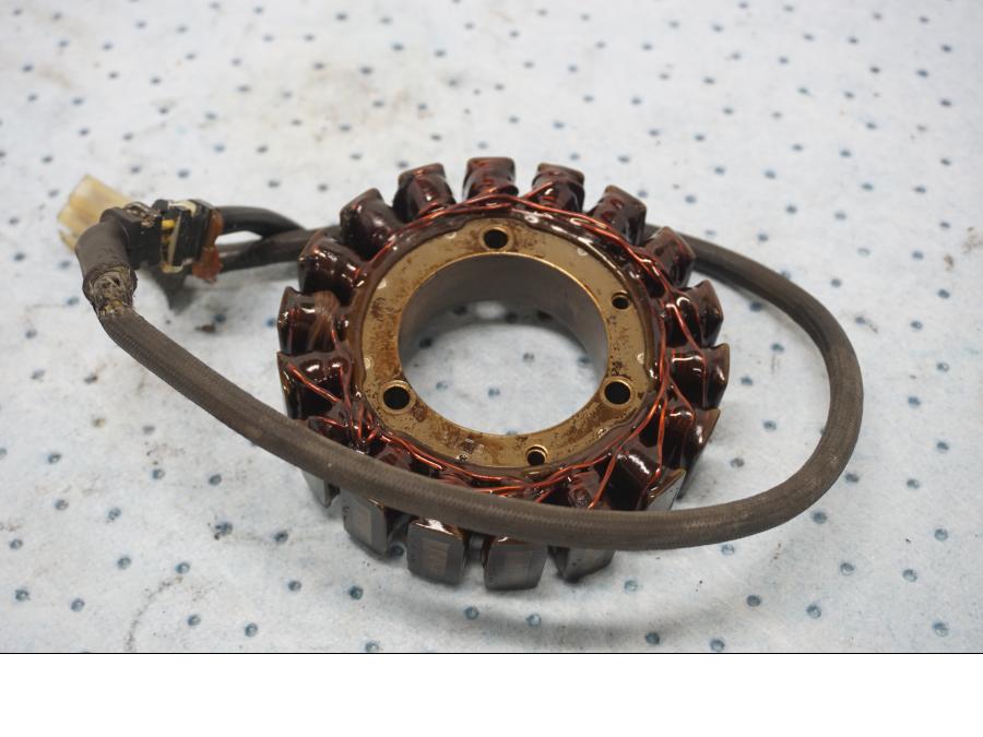 Framsidan på Generator från en Honda VTR 1000 F -1997 motorcykel.