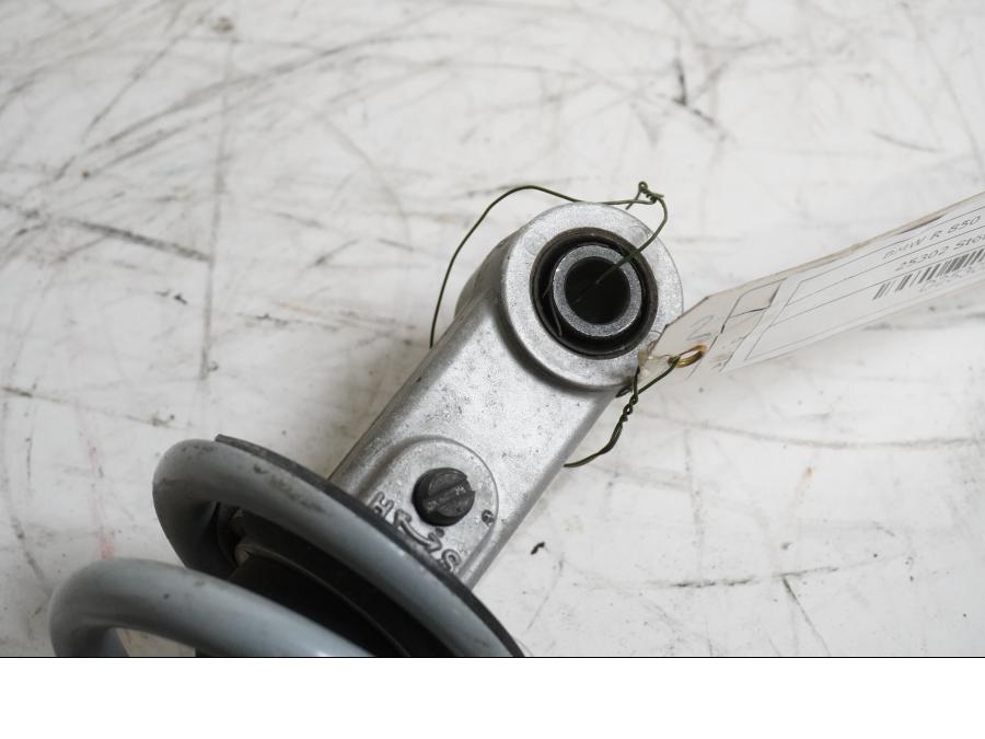 Vänster sida på Stötdämpare från en BMW R 850 R -2004 motorcykel.