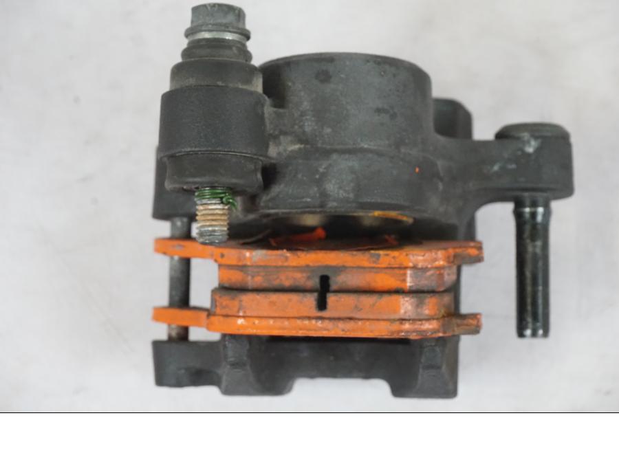 Snett uppifrån på Bromsok från en Suzuki GSX-S 1000 -2017 motorcykel.