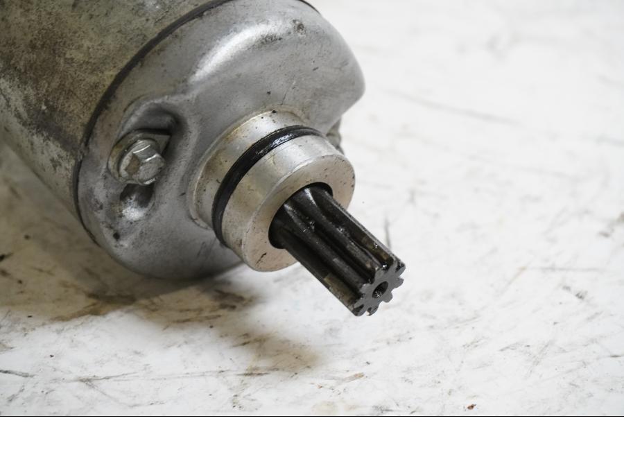 Baksidan på Startmotor från en Yamaha FZR 1000 -1993 motorcykel.