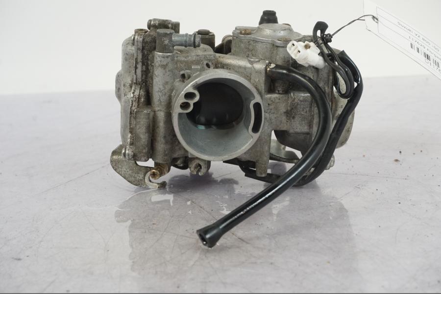 Snett nerifrån på Förgasare från en Suzuki VZ 800 -2000 motorcykel.