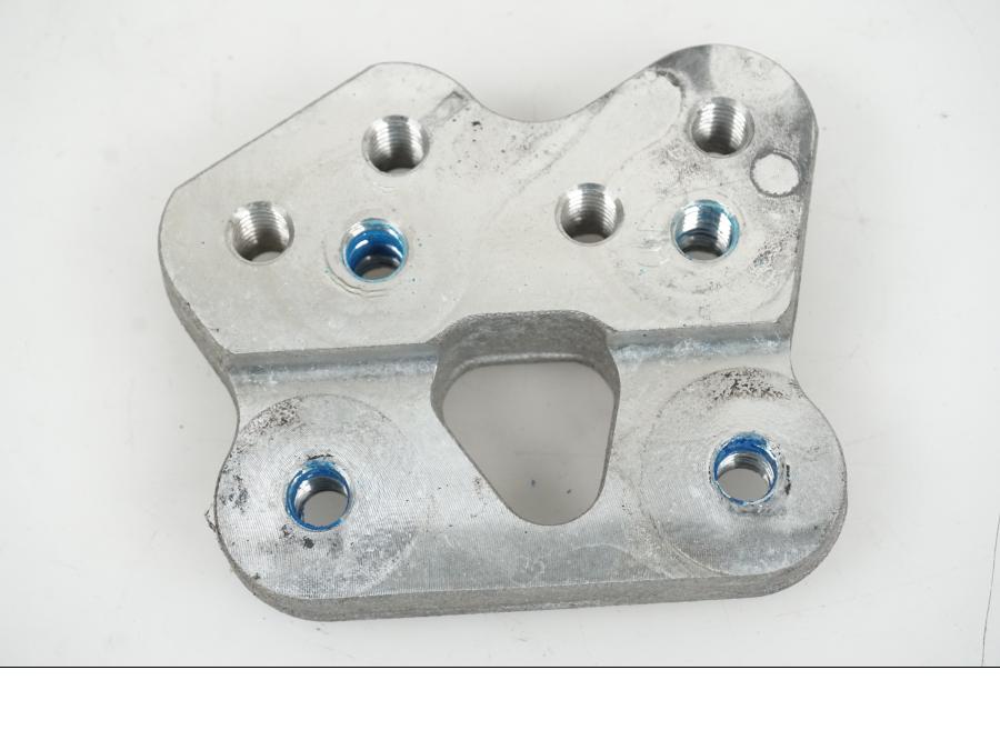 Vänster sida på Fotpinnefäste inre från en Suzuki GSX-R 750 -2009 motorcykel.