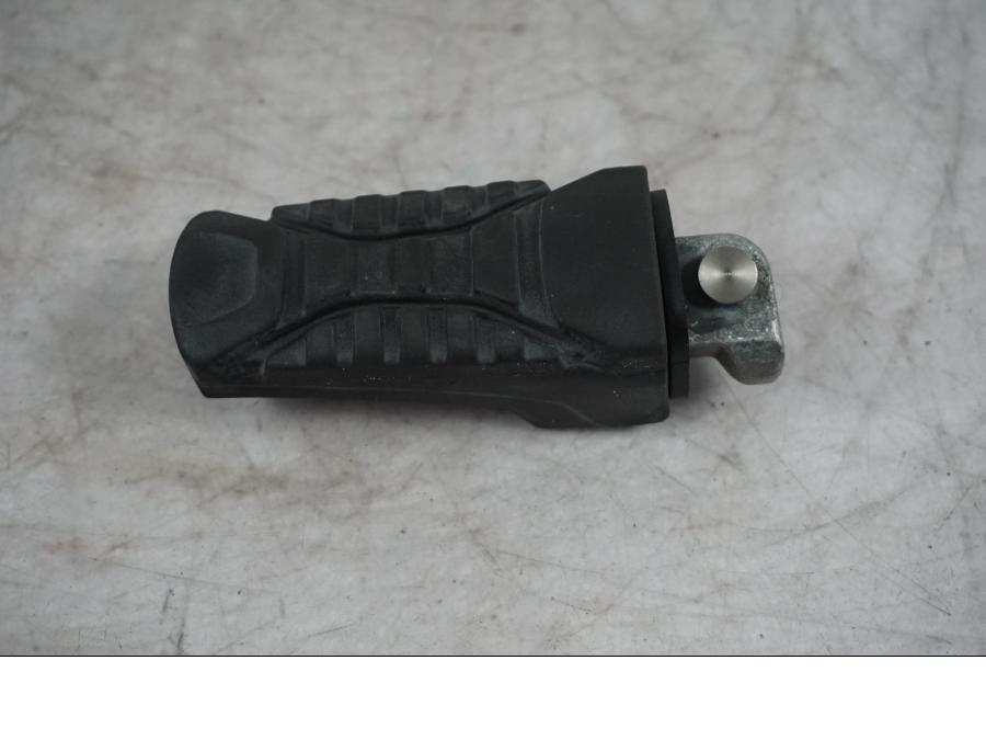 Baksidan på Fotpinne från en BMW S 1000 XR -2019 motorcykel.