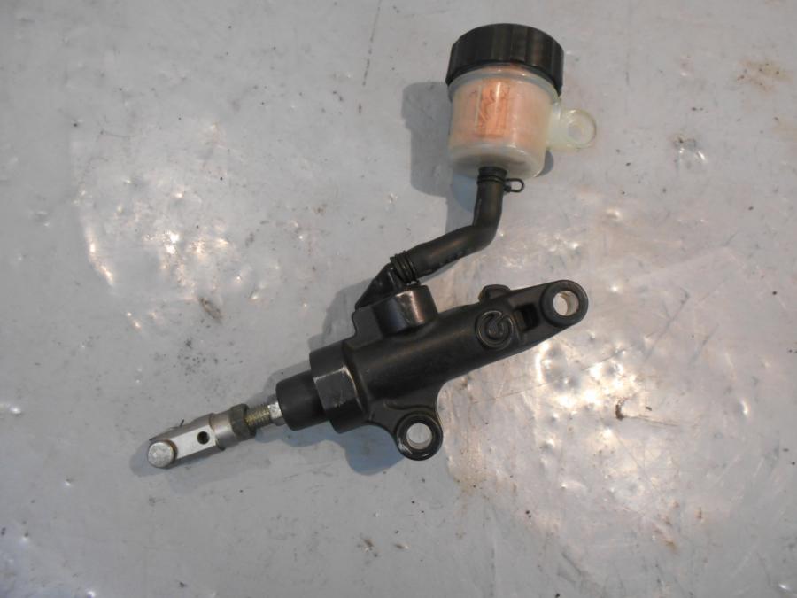 Framsidan pÄ Bromshuvudcylinder frÄn en Yamaha YZF 1000 R1 -2005 motorcykel.