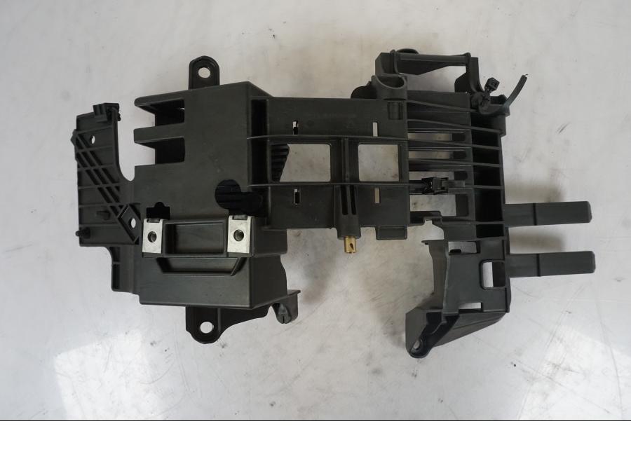 Snett nerifrån på Batterihållare från en KTM 1290 Super Duke R -2023 motorcykel.