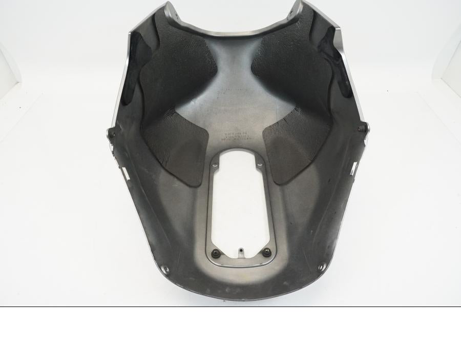 Snett nerifrån på Bensintankskåpa från en Kawasaki ZX-12R -2000 motorcykel.