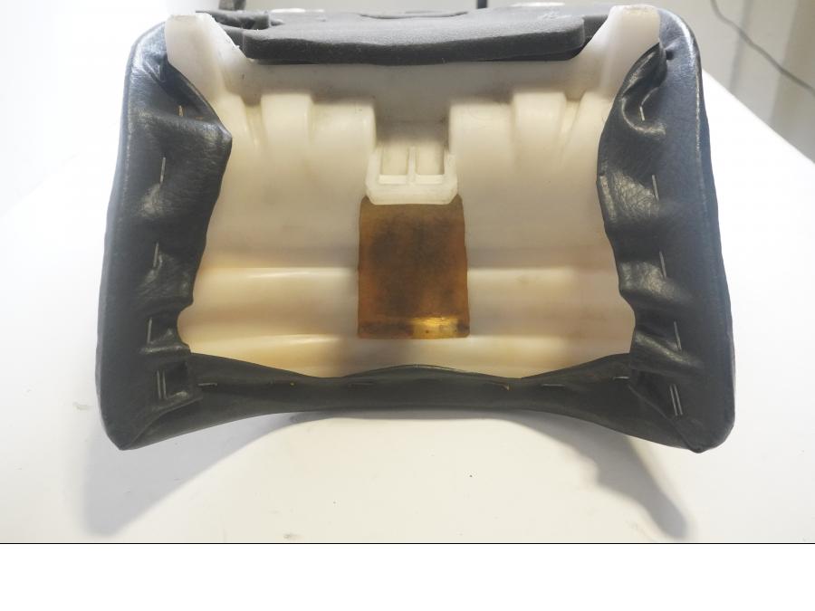 Vänster sida på Sadel från en Kawasaki ZZR 600 -1993 motorcykel.