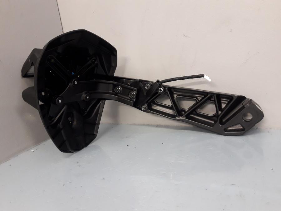 Höger sida på Skylthållare från en Yamaha MT-09 -2017 motorcykel.