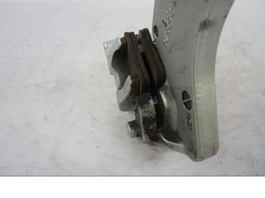 Snett nerifrån på Bromsok från en KTM 990 Super Duke -2006 motorcykel.