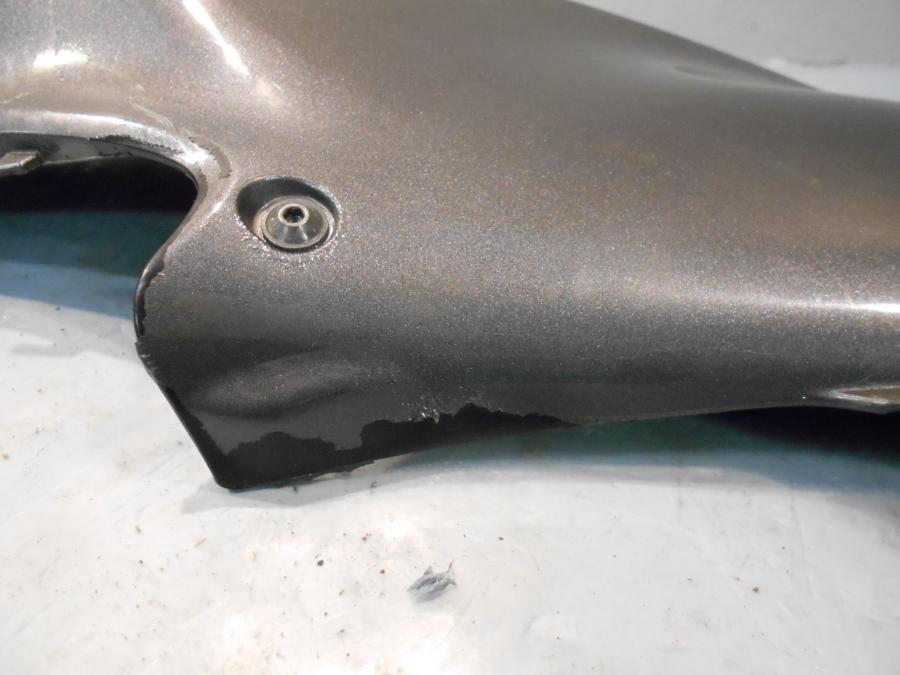 Snett uppifrån på Bensintankskåpa från en Suzuki DL 650 -2013 motorcykel.