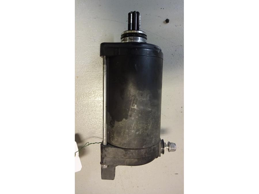 Höger sida på Startmotor från en BMW F 800 GT -2015 motorcykel.