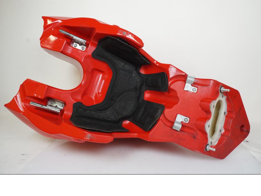 Extrabild6 på Bensintank från en Ducati Streetfighter S -2011 motorcykel.