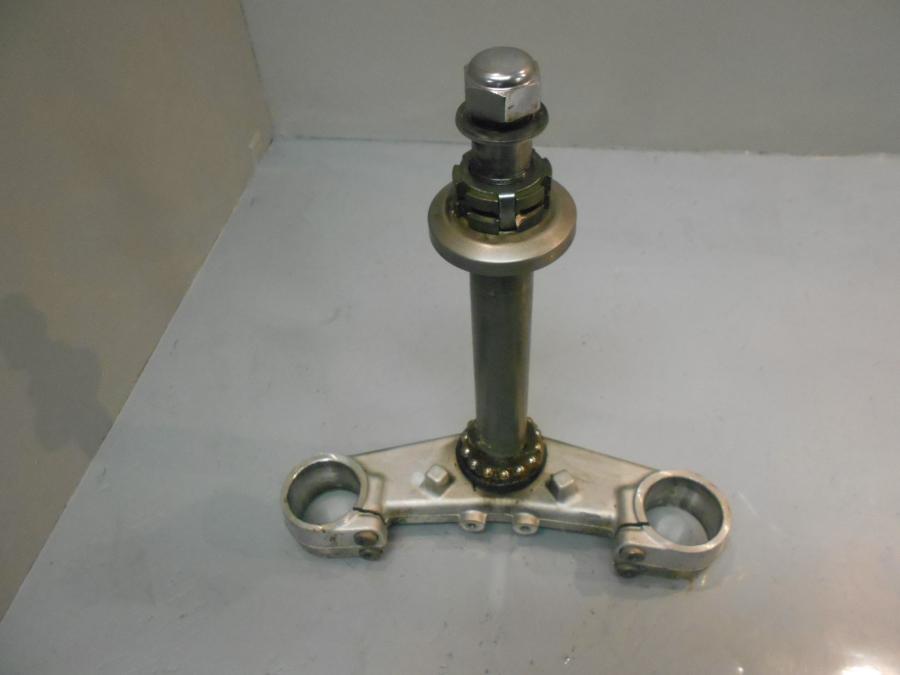 Baksidan på Gaffelkrona från en Yamaha FZS 1000 -2002 motorcykel.