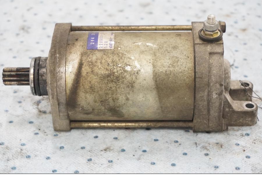 Framsidan på Startmotor från en BMW F 650 -1998 motorcykel.