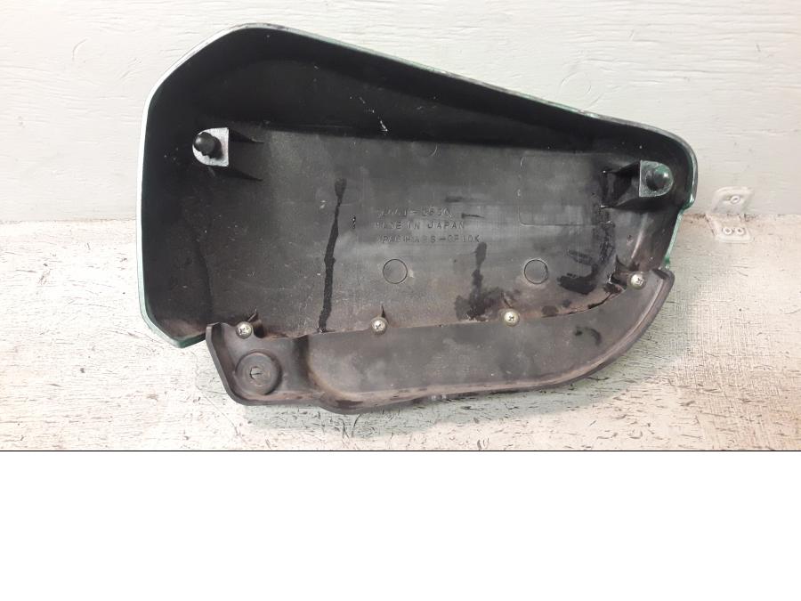 Baksidan på Sidopanel från en Suzuki VZ 1600 -2005 motorcykel.