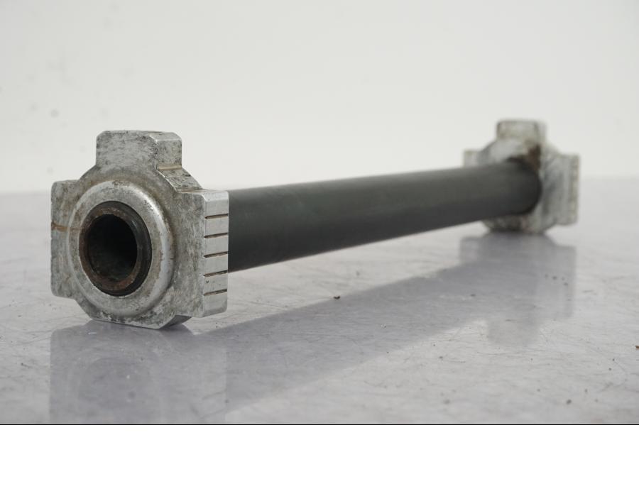 Höger sida på Axel från en KTM 1290 Super Adventure R -2018 motorcykel.