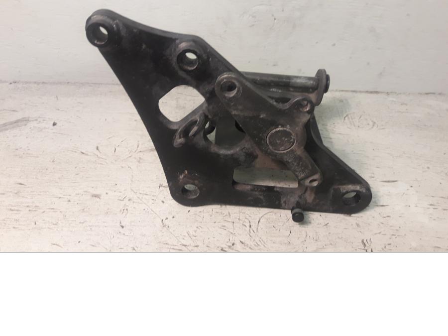 Höger sida på Fotplattefäste från en Kawasaki VN 900 -2007 motorcykel.