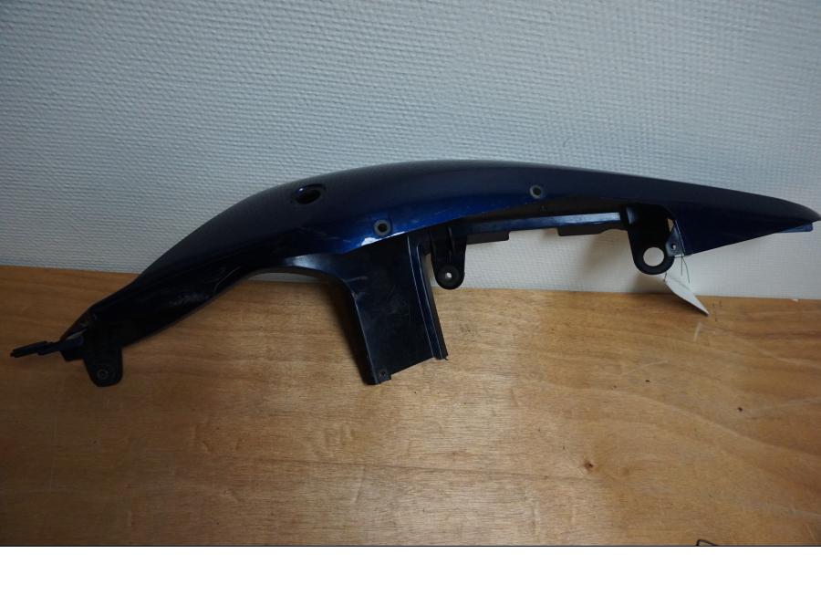 Snett nerifrån på Bakvinge från en Suzuki SV 1000 -2004 motorcykel.