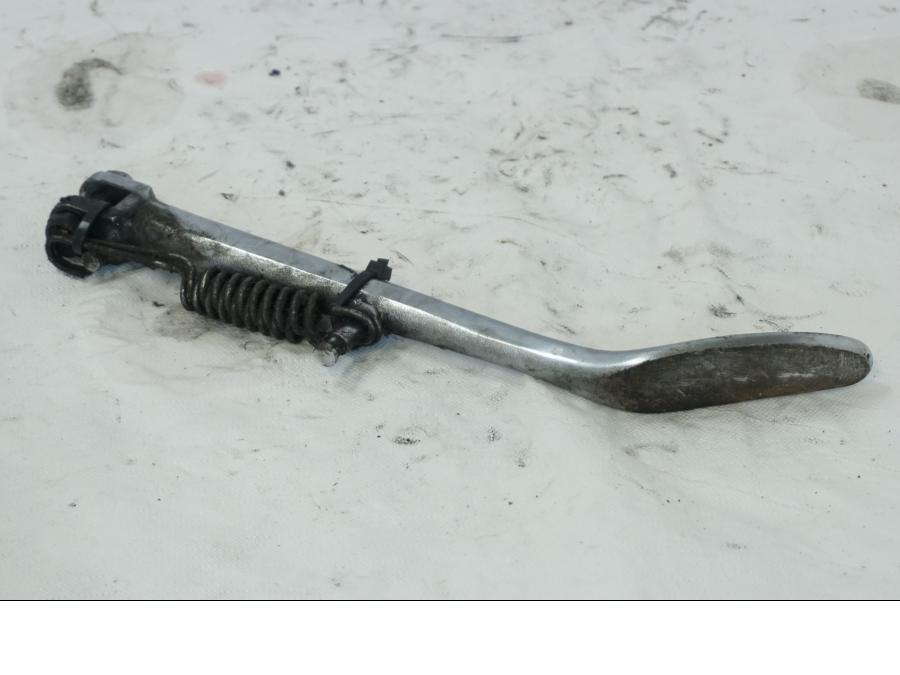 Snett nerifrån på Sidostöd från en Kawasaki VN 1500 -1996 motorcykel.