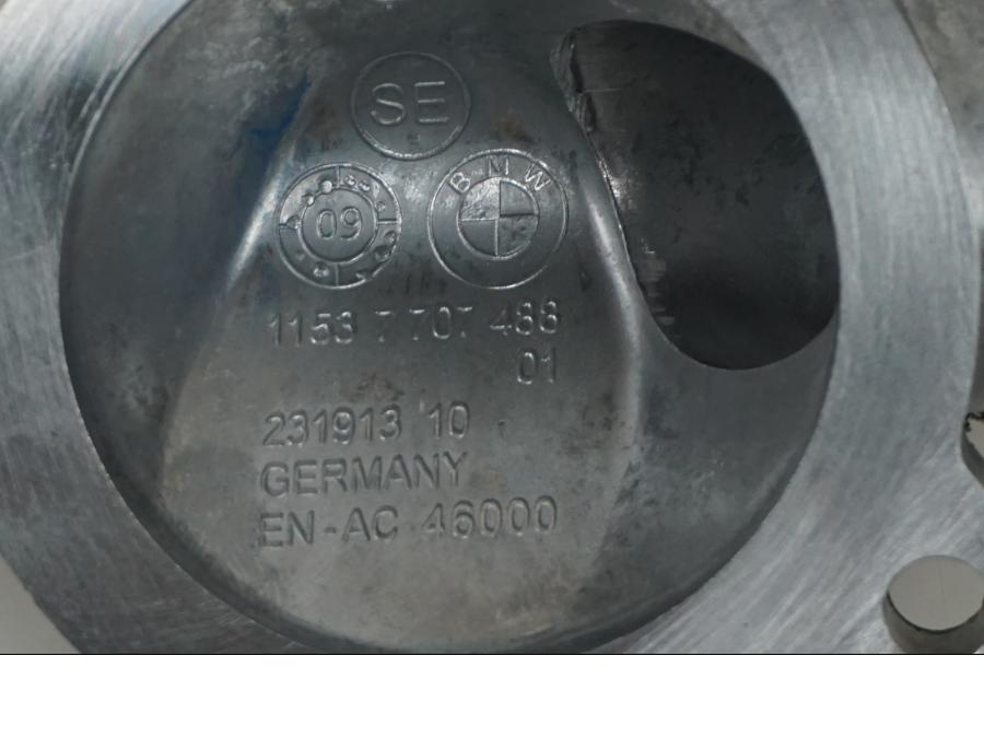 Vänster sida på Vattenkyltermostat från en BMW S 1000 RR -2017 motorcykel.