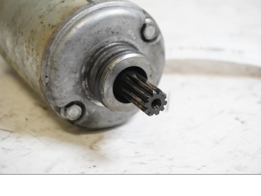 Baksidan på Startmotor från en Kawasaki ZX-9R -1998 motorcykel.