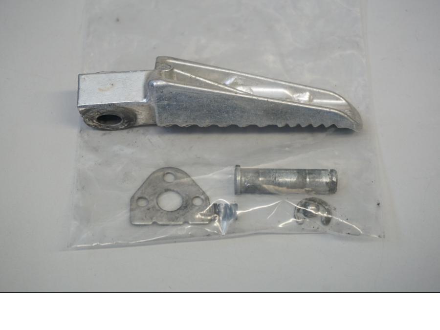 Baksidan på Fotpinne från en Suzuki SFV 650 A Gladius -2012 motorcykel.