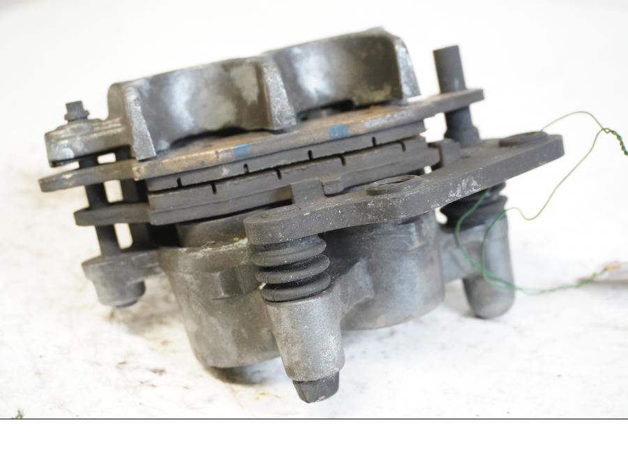 Höger sida på Bromsok från en Kawasaki ZR-7 -2002 motorcykel.