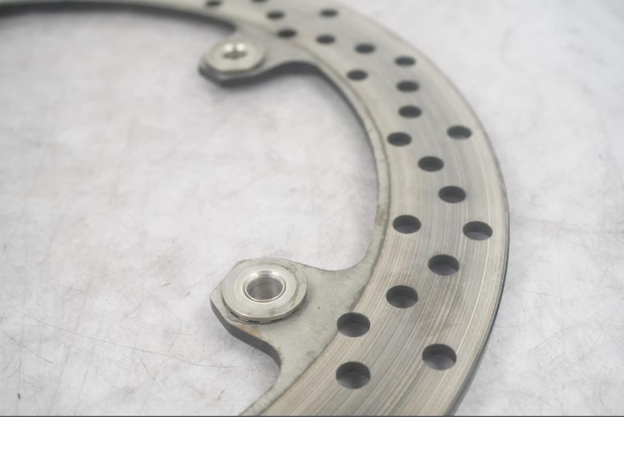 Vänster sida på Bromsskiva från en BMW F 800 R -2011 motorcykel.