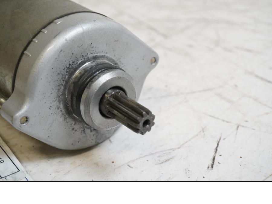 Baksidan på Startmotor från en Honda CB 600 Hornet -2003 motorcykel.