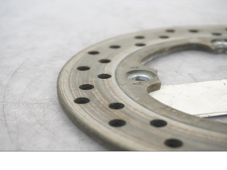 Snett uppifrÄn pÄ Bromsskiva frÄn en Honda CBR 600 -2002 motorcykel.