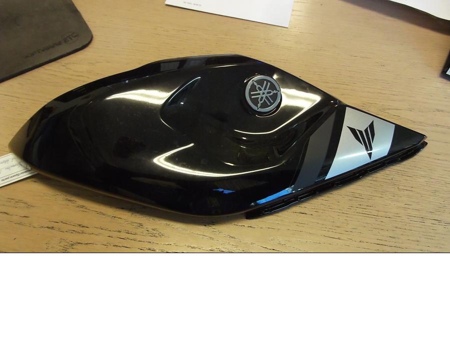 Framsidan på Bensintankskåpa från en Yamaha MT-03 -2016 motorcykel.