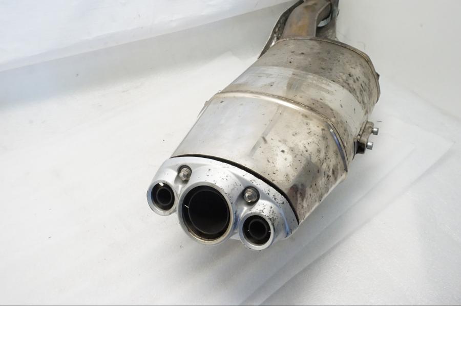 Höger sida på Ljuddämpare från en Triumph Daytona 675 -2008 motorcykel.