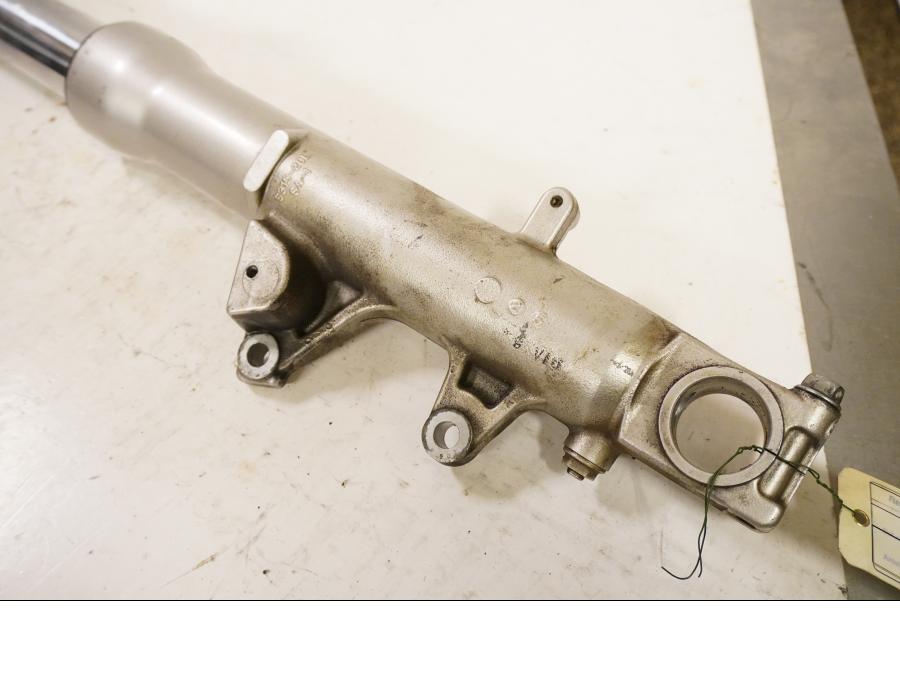 Snett uppifrån på Gaffelben från en Suzuki GSX-R 600 -2000 motorcykel.