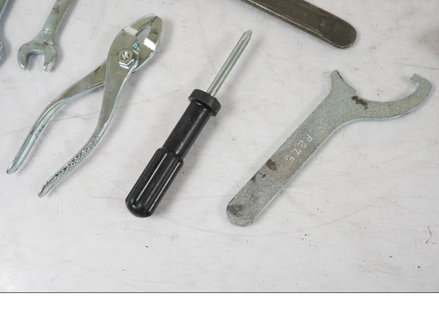 Snett nerifrån på Verktyg från en Suzuki VL 800 -2002 motorcykel.