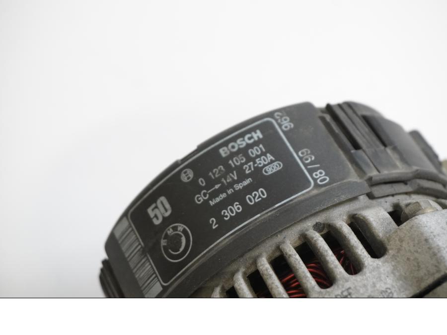 Höger sida på Generator från en BMW R 1100 S -1999 motorcykel.