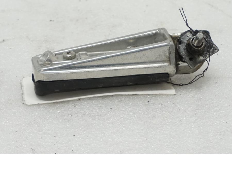 Baksidan på Fotpinne från en Yamaha TDM 900 -2002 motorcykel.