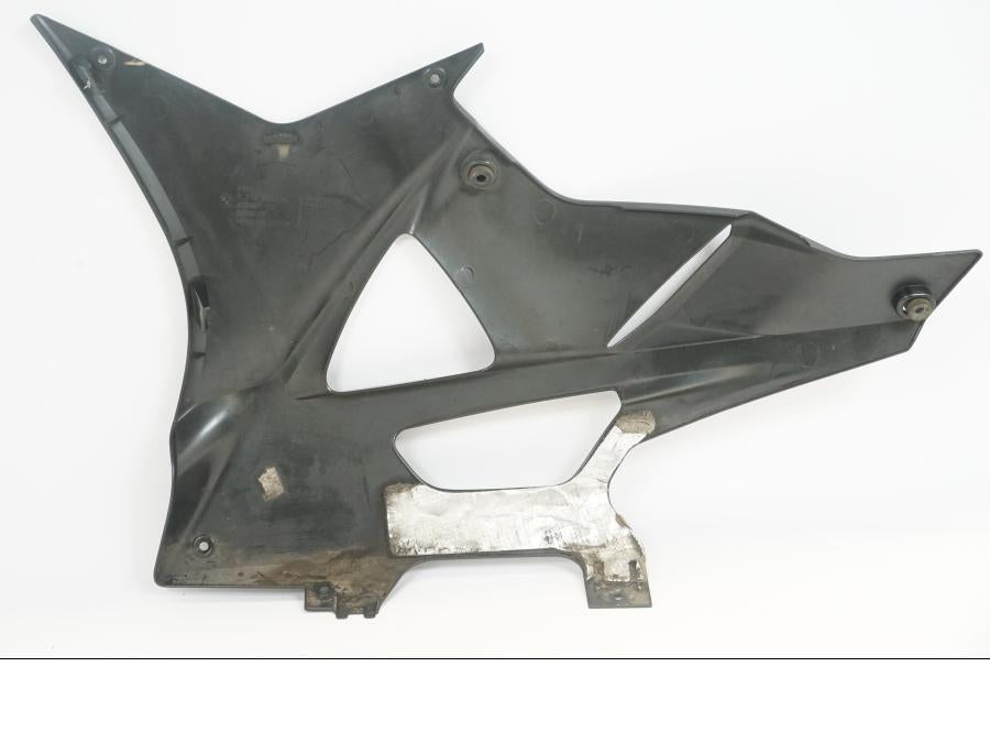 Snett nerifrån på Magkåpa från en BMW S 1000 RR -2011 motorcykel.