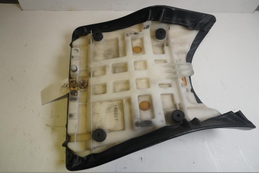 Vänster sida på Sadel från en Yamaha YZF 1000 R -1997 motorcykel.