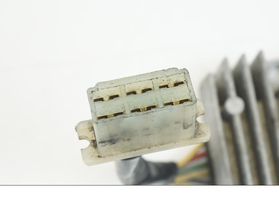 Snett nerifrån på Likriktare från en Honda NSR 125 -1991 motorcykel.