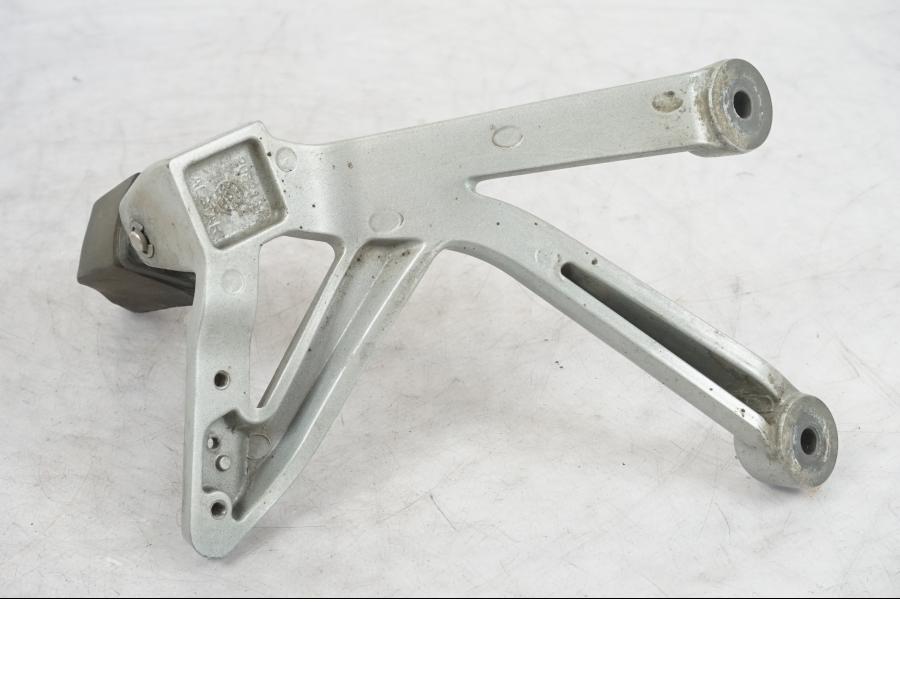 Snett nerifrån på Fotpinne från en Triumph Tiger Explorer -2013 motorcykel.