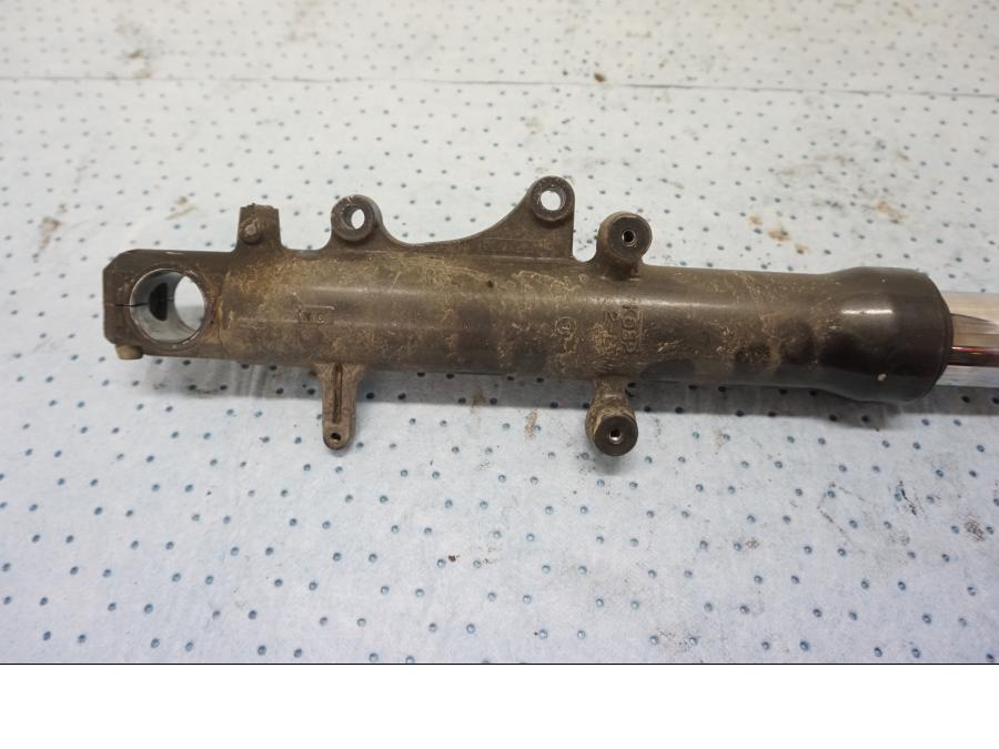 Vänster sida på Gaffelben från en Kawasaki ZX-6R -2000 motorcykel.