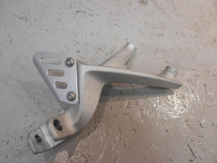 Framsidan på Fotpinnefäste från en Aprilia Tuono V4R -2016 motorcykel.