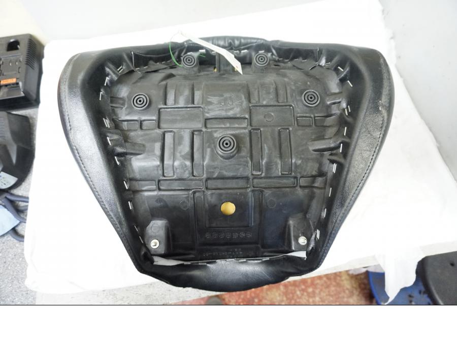 Vänster sida på Sadel från en Yamaha XVZ 1300 -2000 motorcykel.