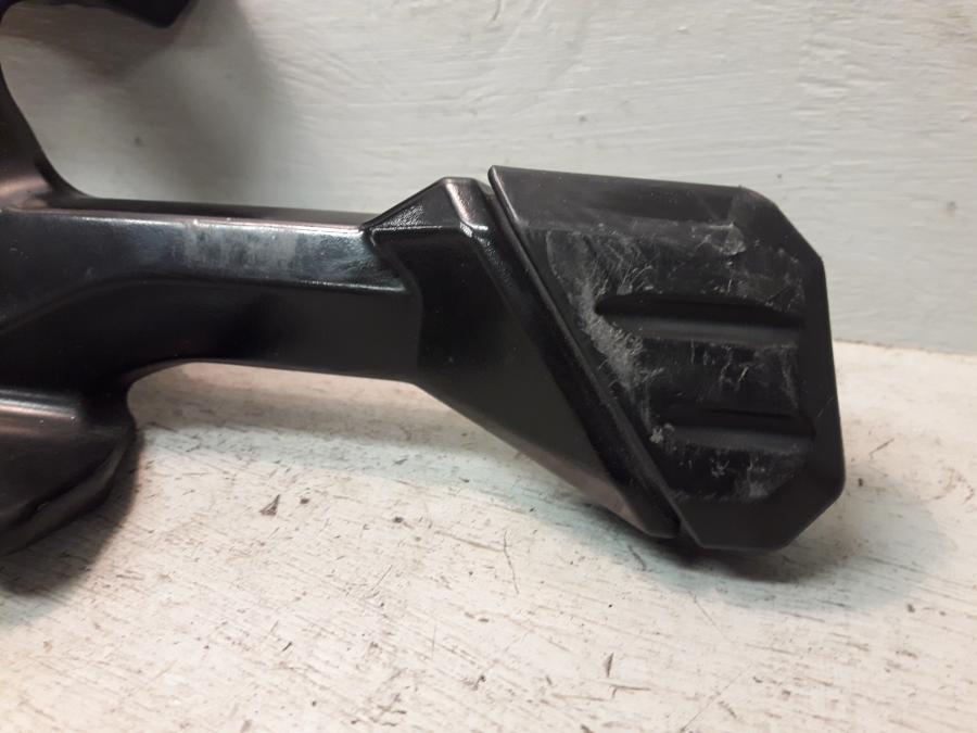 Baksidan på Fotpinnefäste från en Kawasaki GTR 1400 -2012 motorcykel.