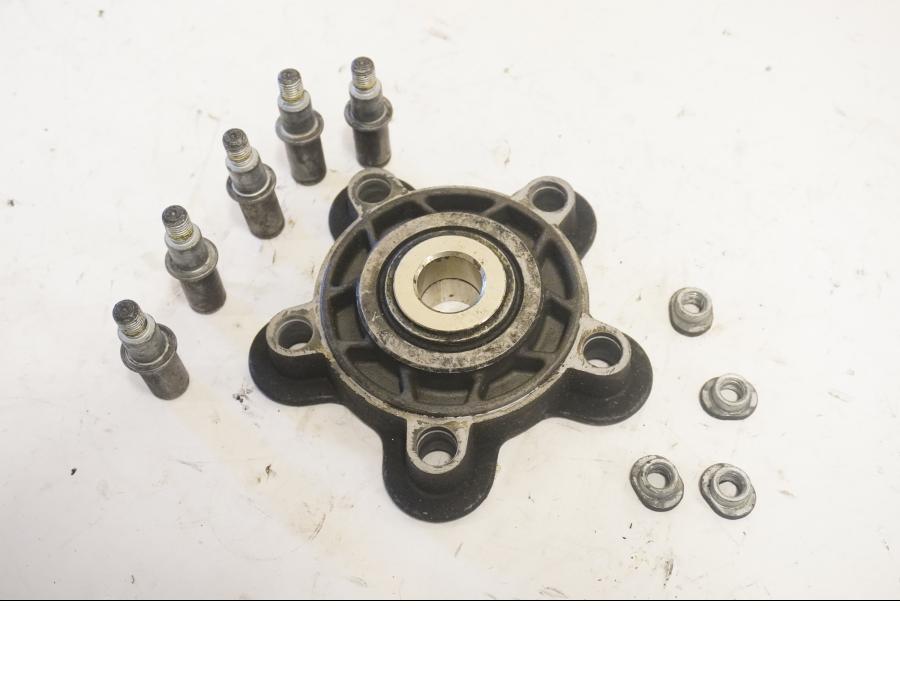 Framsidan på Drevfäste från en KTM 950 SM -2006 motorcykel.