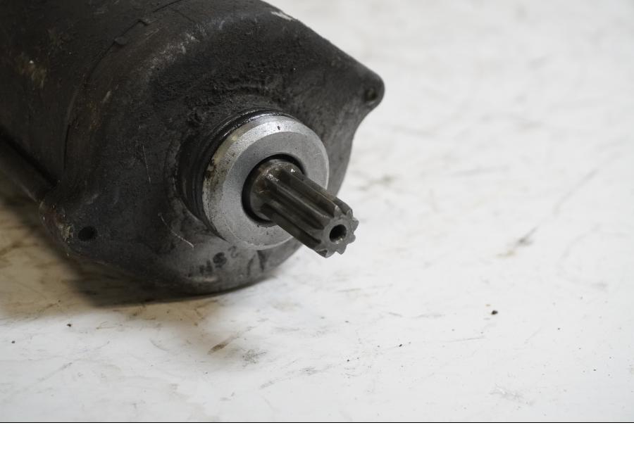 Baksidan på Startmotor från en Honda XL 1000 V -1999 motorcykel.