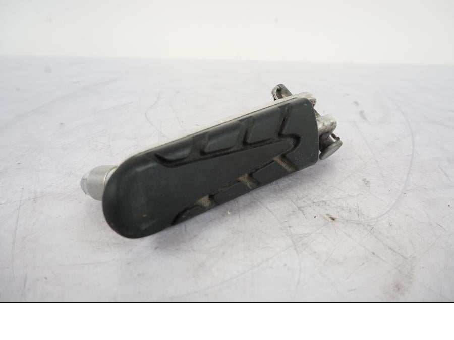 Snett nerifrån på Fotpinne från en Honda VFR 1200 -2010 motorcykel.