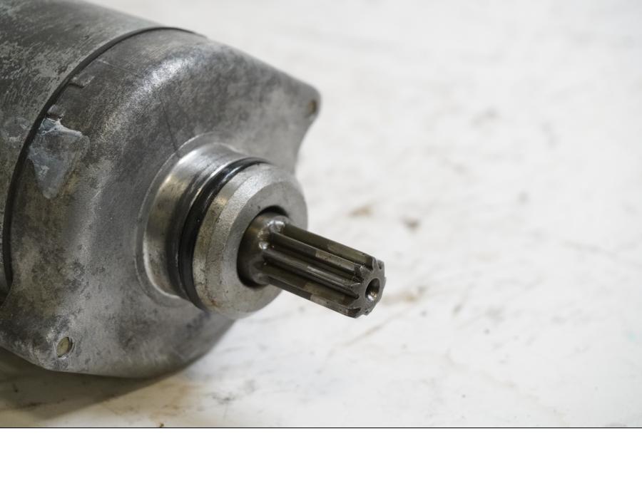 Baksidan på Startmotor från en Honda CBR 1100 XX -1998 motorcykel.