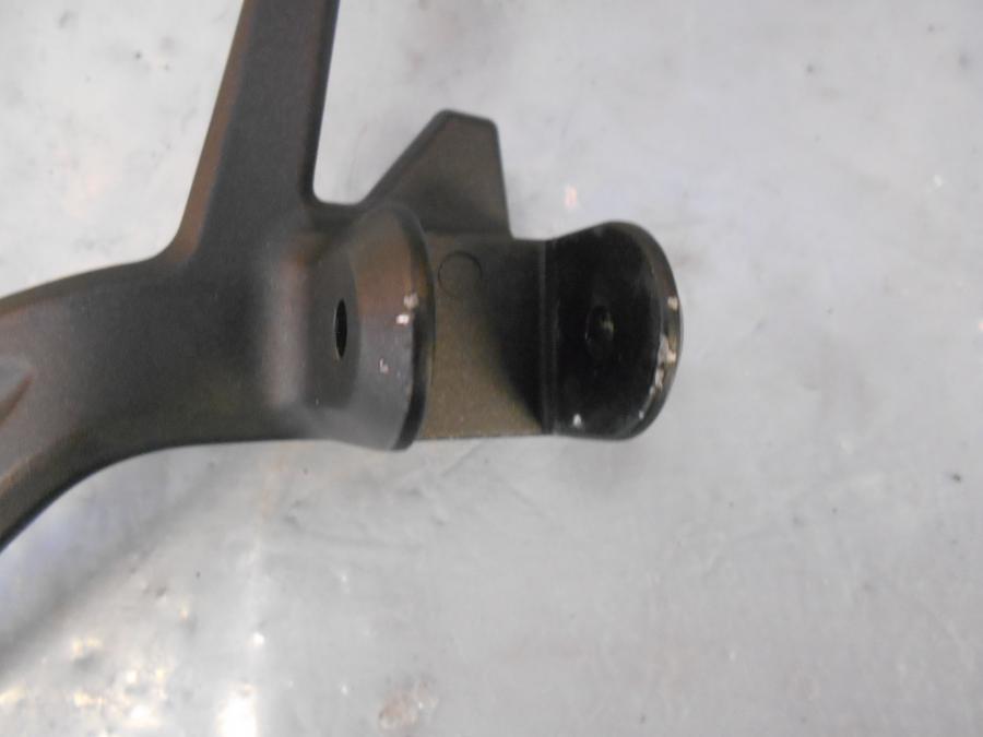 Höger sida på Fotpinnefäste från en Kawasaki Z 900 -2017 motorcykel.